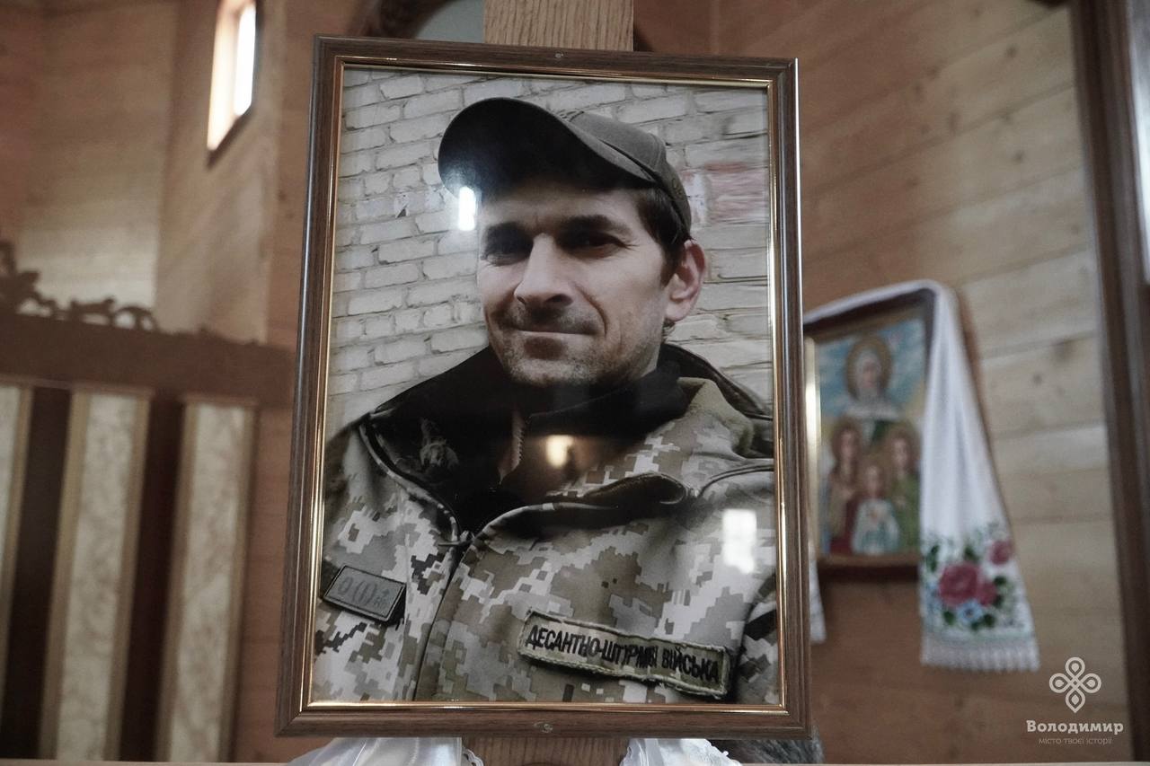 Донька залишилася без надійного батьківського плеча, а брати втратили рідну душу: на Волині попрощалися з Героєм Анатолієм Ковальчуком