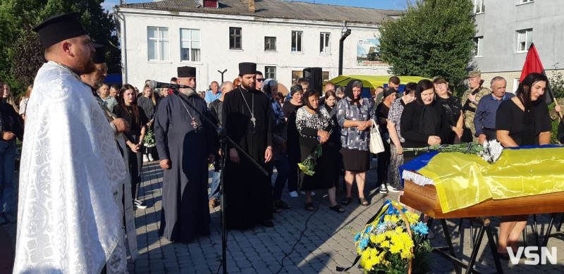 «Ти залишишся назавжди Героєм»: у Луцький район «на щиті» востаннє повернувся 20-річний воїн Іван Перій