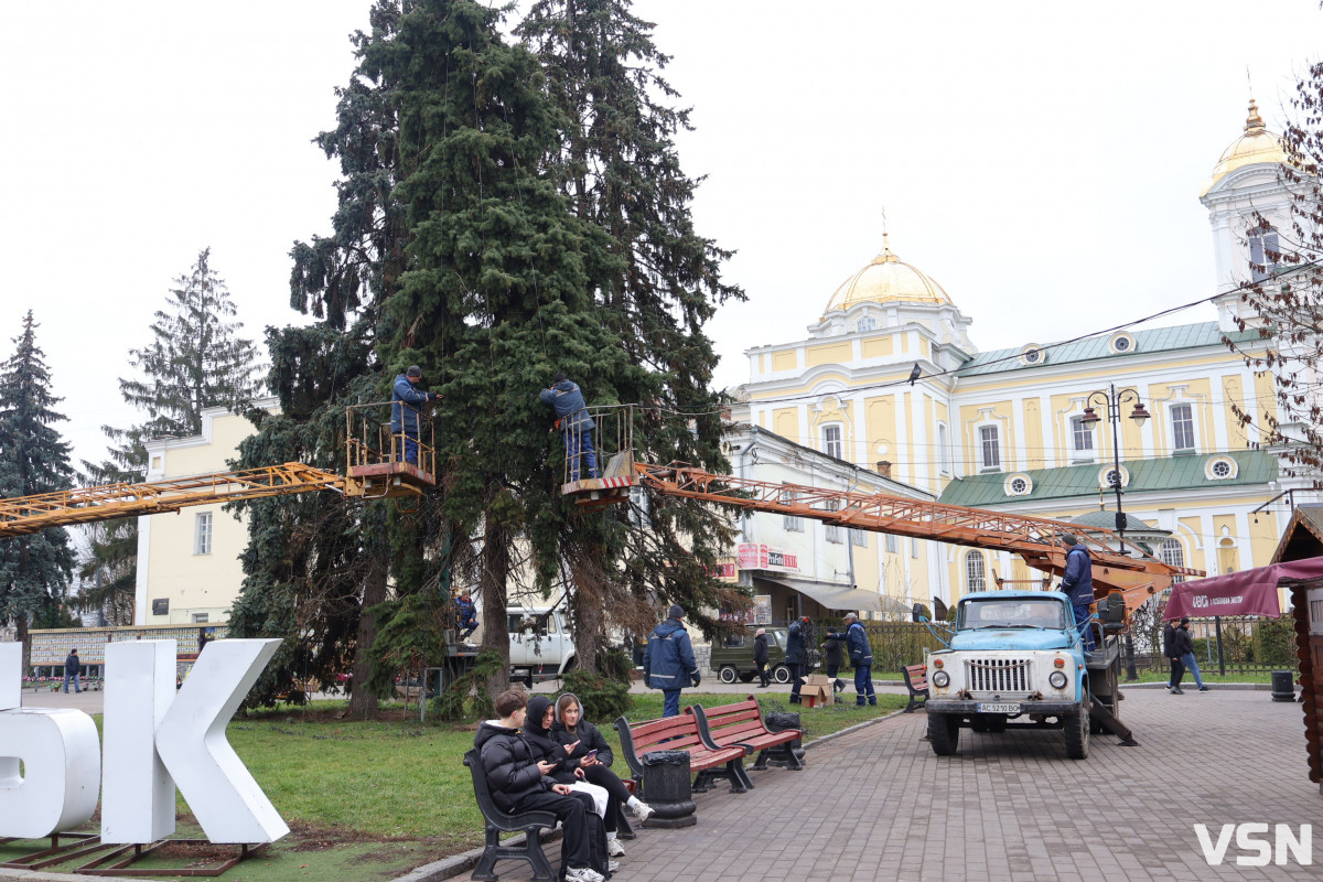 У центрі Луцька прикрашають ялинкове тріо: місто повертається до теплих відтінків ілюмінації