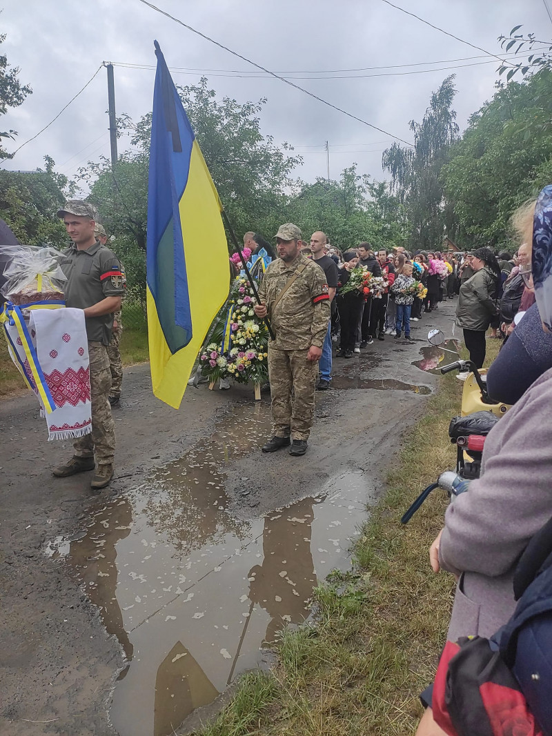 Без вагань віддав життя за Україну: у Луцькому районі навколішки і з квітами попрощалися із Героєм Миколою Ковальчуком