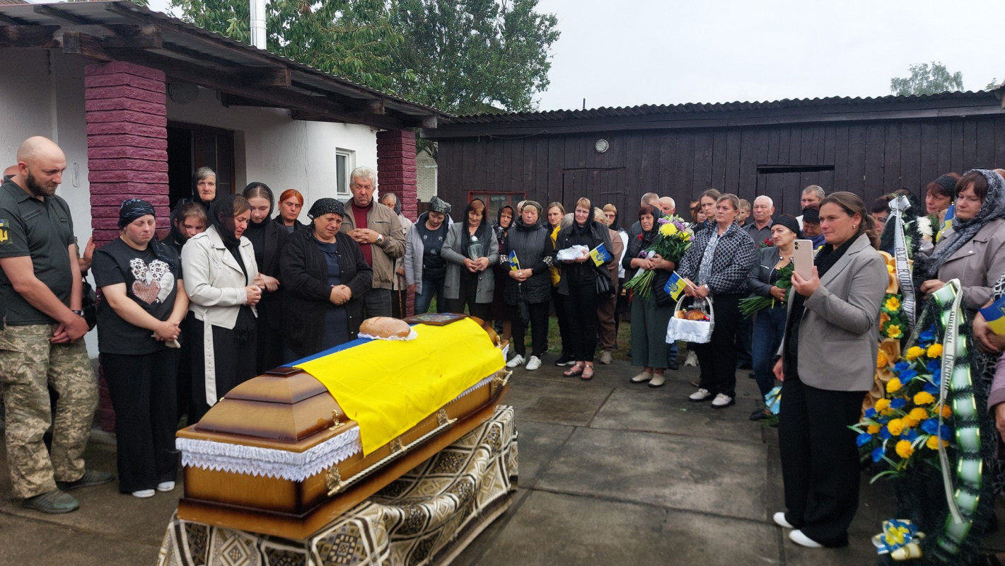 Залишилася дружина, дві доньки та троє онуків: на Волині попрощались з Героєм Василем Дуркотом