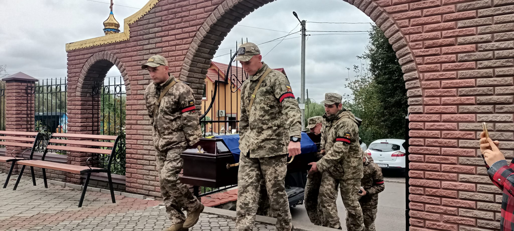 Лишилися дружина, три дочки та два сини: на Волині попрощались із Героєм Сергієм Климчуком