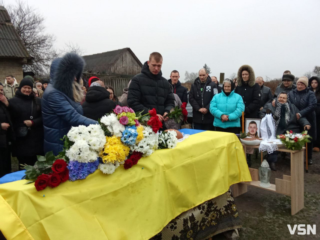 «Боронив країну у найгарячіших точках фронту»: на Волині в останню путь провели 25-річного Героя Віктора Сохацького