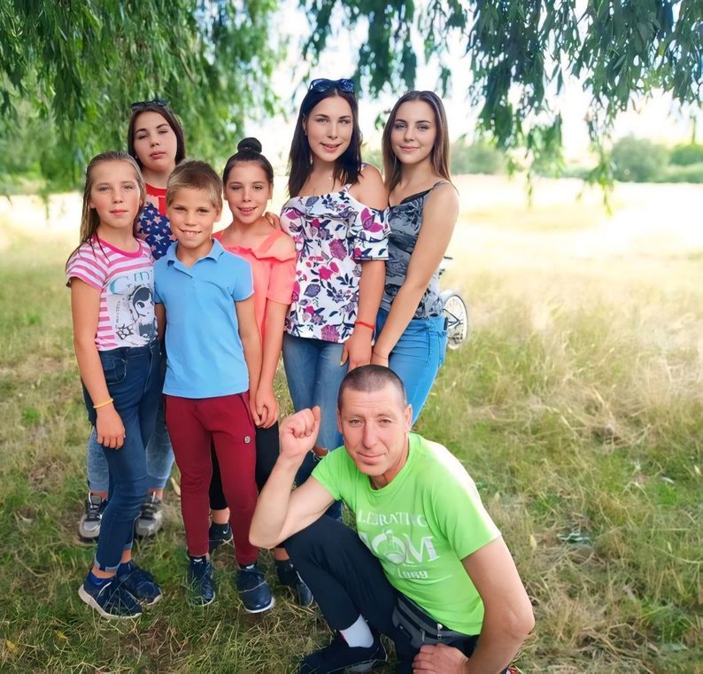 Матір позбавили прав, а батько зник на війні – 67-річна волинянка взяла під опіку шістьох онуків. Відео