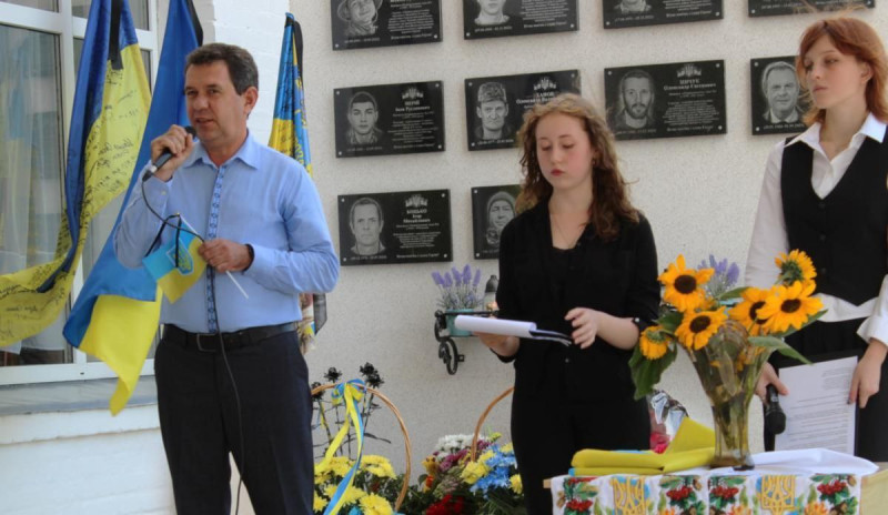 В місті на Волині брат Героя Валерія Грибчука відкрив дошку пам’яті загиблого воїна