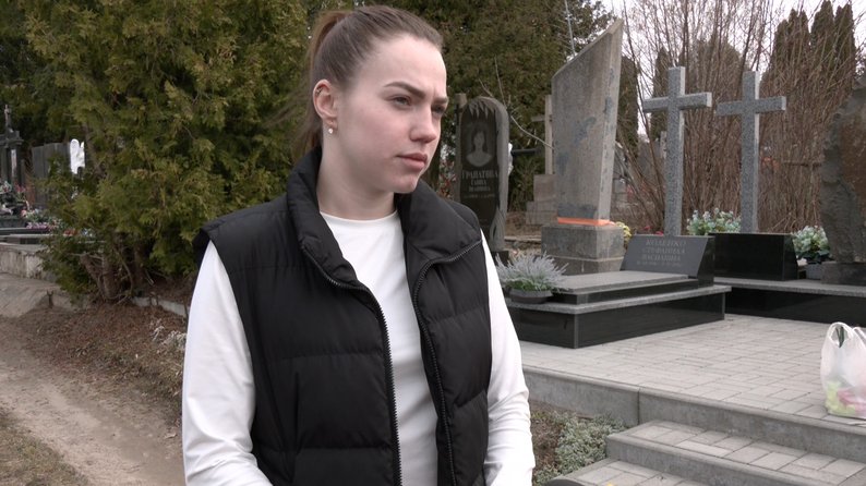 Кладовища Луцька завалені пластиком: чим небезпечні штучні квіти та вінки