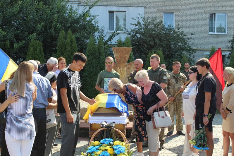 Весільний коровай розділили на цвинтарі: на Волині попрощались із Героєм Едуардом Вовчуком