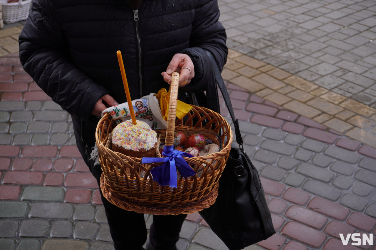 Як у Луцьку освячують Великодні кошики? Фоторепортаж
