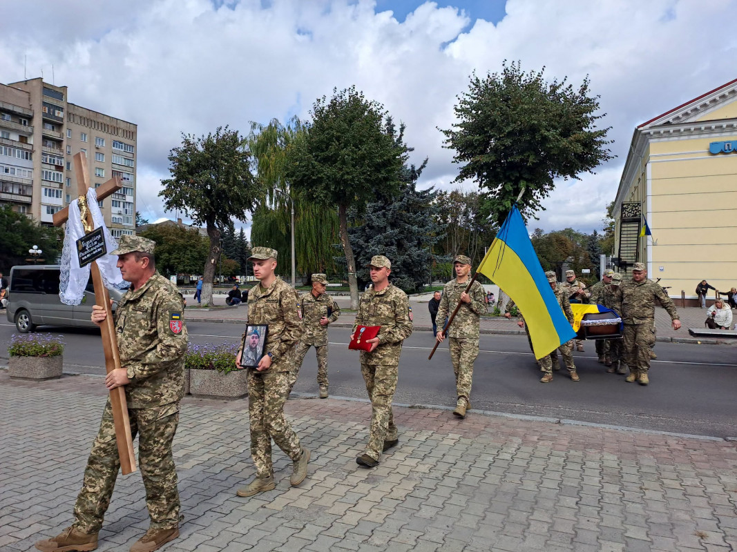 На Волині попрощалися з 33-річним морпіхом Павлом Коломійчуком, який загинув у ДТП