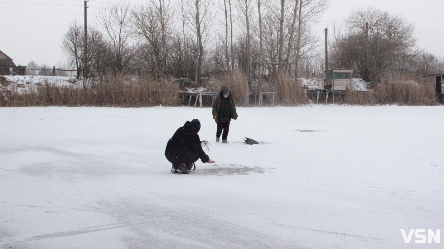Крига 10 сантиметрів та жерлиці на щуку: фоторепортаж із зимового ставка у селі на Волині