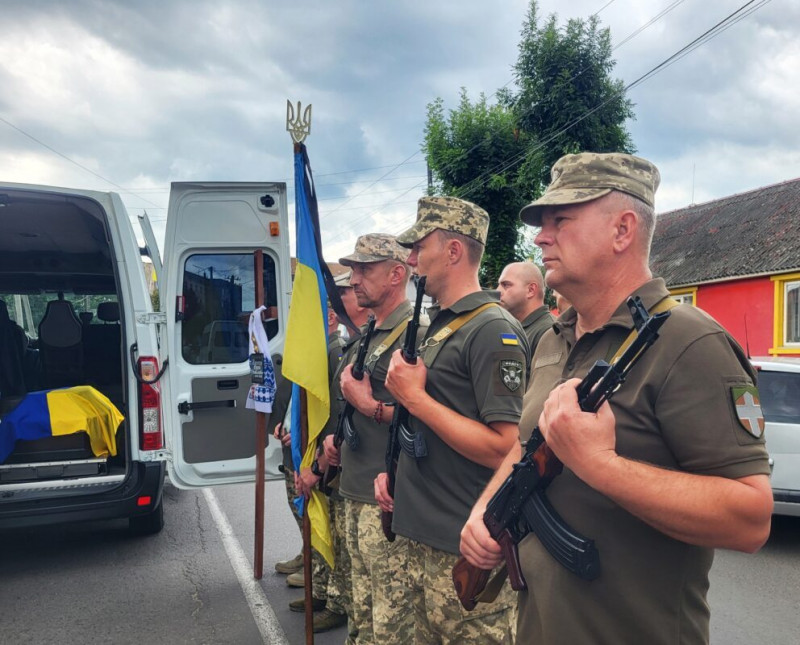 Повернувся додому через 16 місяців: у Ковелі попрощалися із морпіхом Русланом Нечипоруком