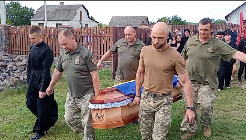 Герой помер від тяжких поранень на війні: на Волині попрощалися із Захисником Валентином Вавелюком