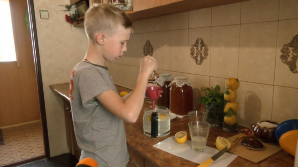 У Луцьку діти продають лимонад, щоб допомогти волонтерам робити сухпайки