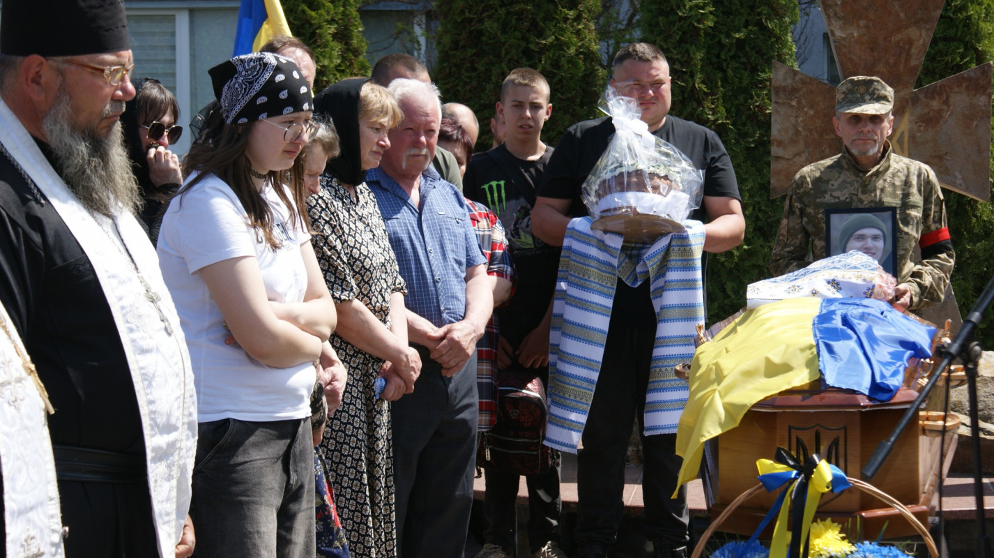 Після 789 днів очікування: на Волині провели в останню дорогу 21-річного Героя Івана Бречка