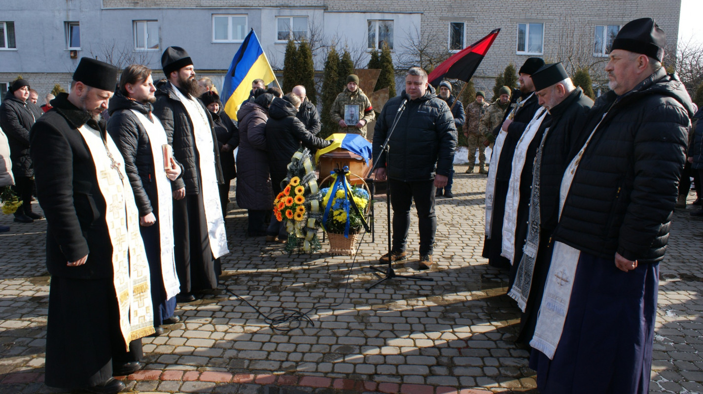 Навколішки і зі сльозами: волиняни попрощалися з Героєм Володимиром Гродським