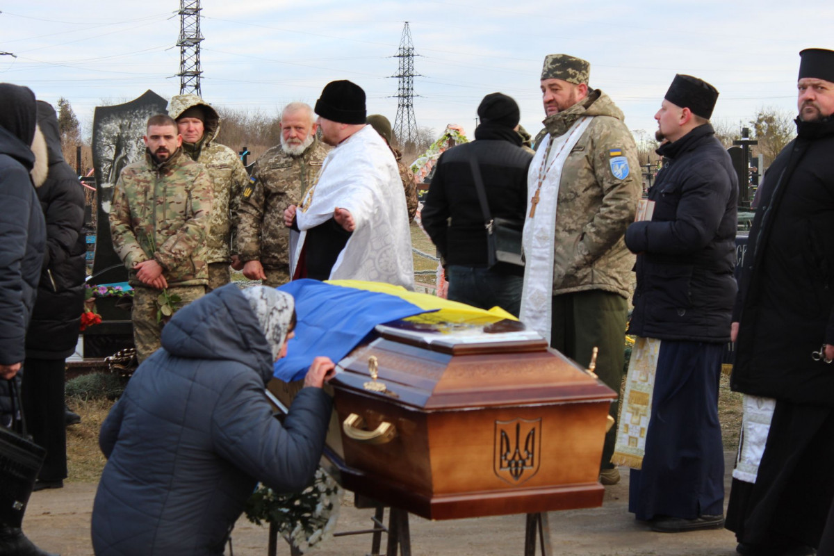 Весільний коровай розділили на кладовищі: на Волині попрощались з Героєм Павлом Бурцем