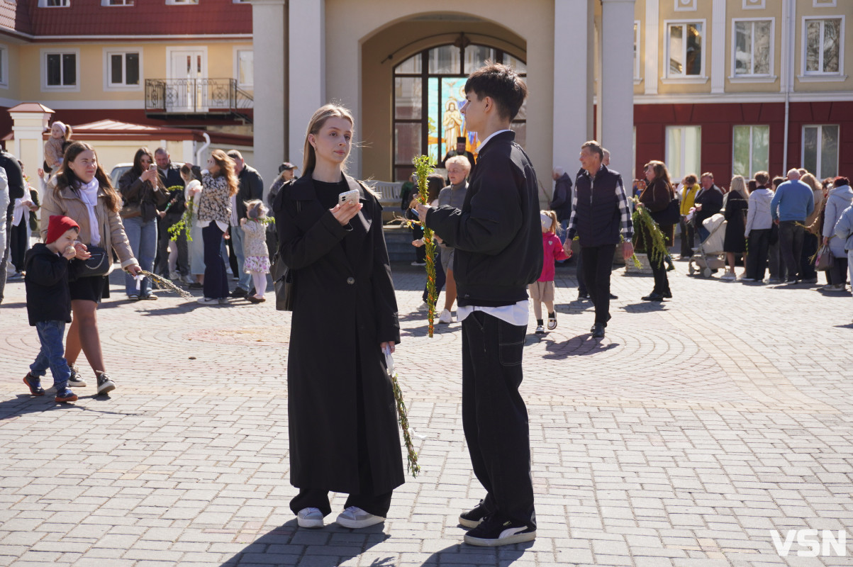 Сотні вірян прийшли освячувати вербу у головний собор Луцька. Фоторепортаж