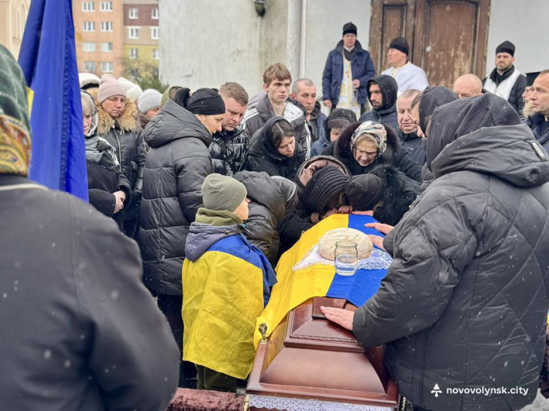 У Нововолинську віддали шану Герою Юрію Деносу, який поліг у бою на Харківщині