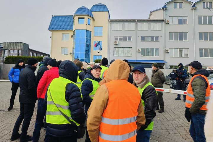 Вимагають розблокувати пункти пропуску: під польським консульством у Луцьку перевізники організували акцію протесту