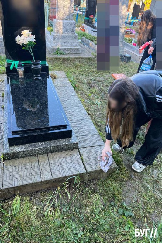 Поліція Волині встановила особи хуліганок, які влаштували «фотосесію» на кладовищі
