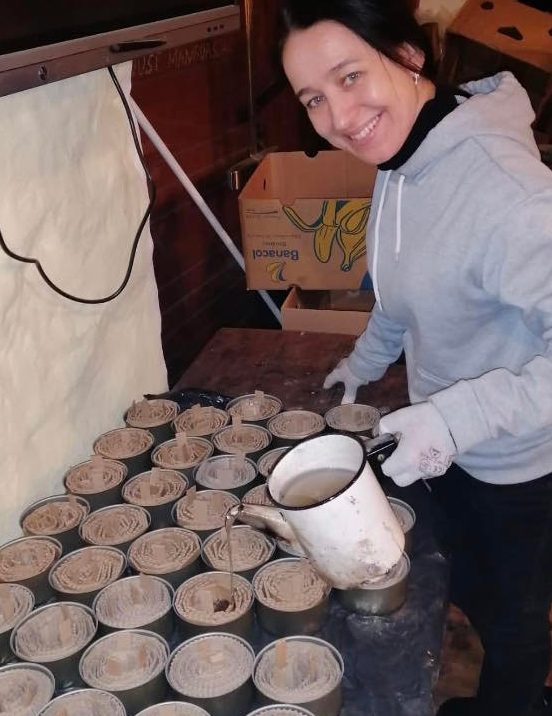 До 400 штук  за день: волинянка виготовляє окопні свічки для ЗСУ в Естонії