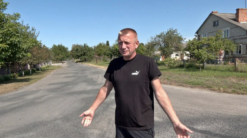 У громаді на Волині люди самотужки ремонтують дороги бетоном: скидаються грішми та працюють разом