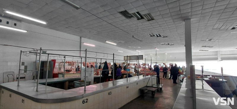 Шинка, сало та філейка: за скільки у Луцьку продають свинину перед святами