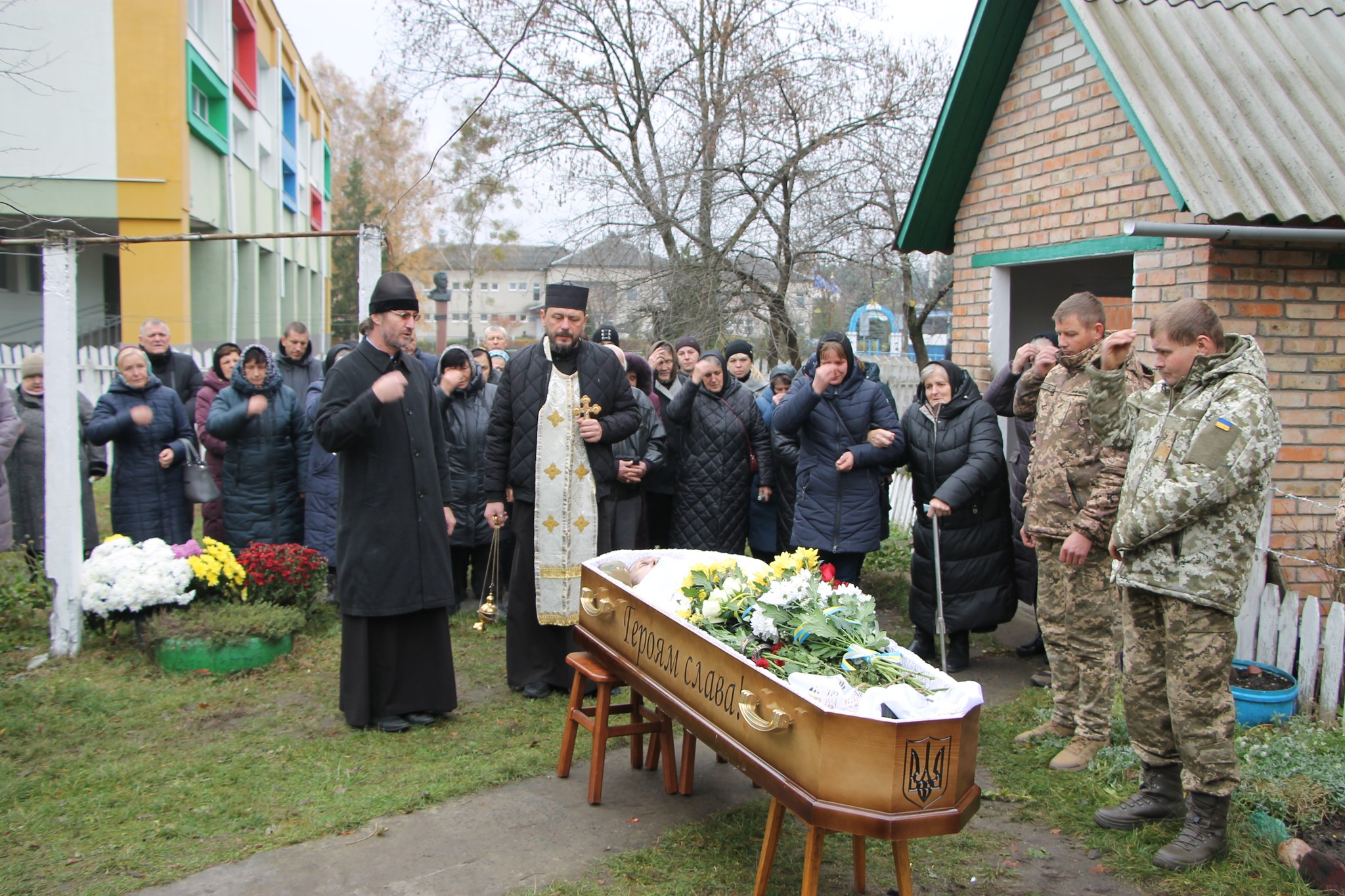 Ще одна мати пов’язала чорну хустину: на Волині попрощалися із 41-річним Героєм Володимиром Радчуком