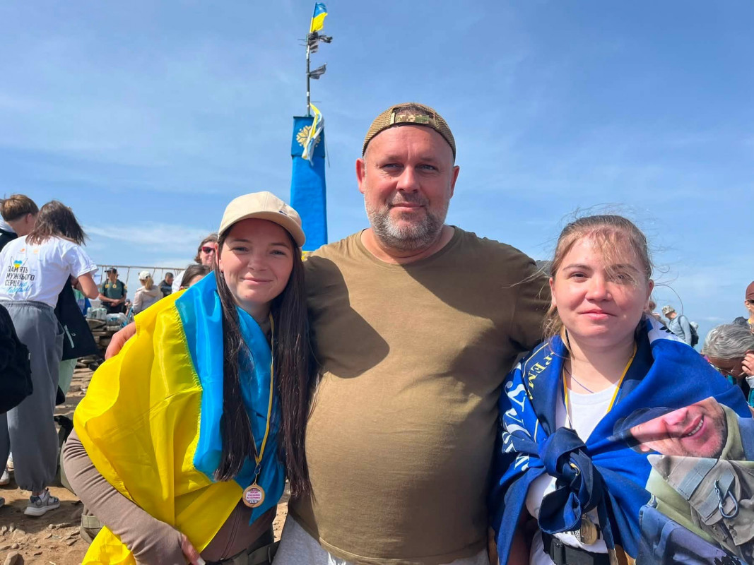 Прапор із похорону та фото коханого: волинянка здійснила сходження на Говерлу в пам’ять чоловіка-Героя