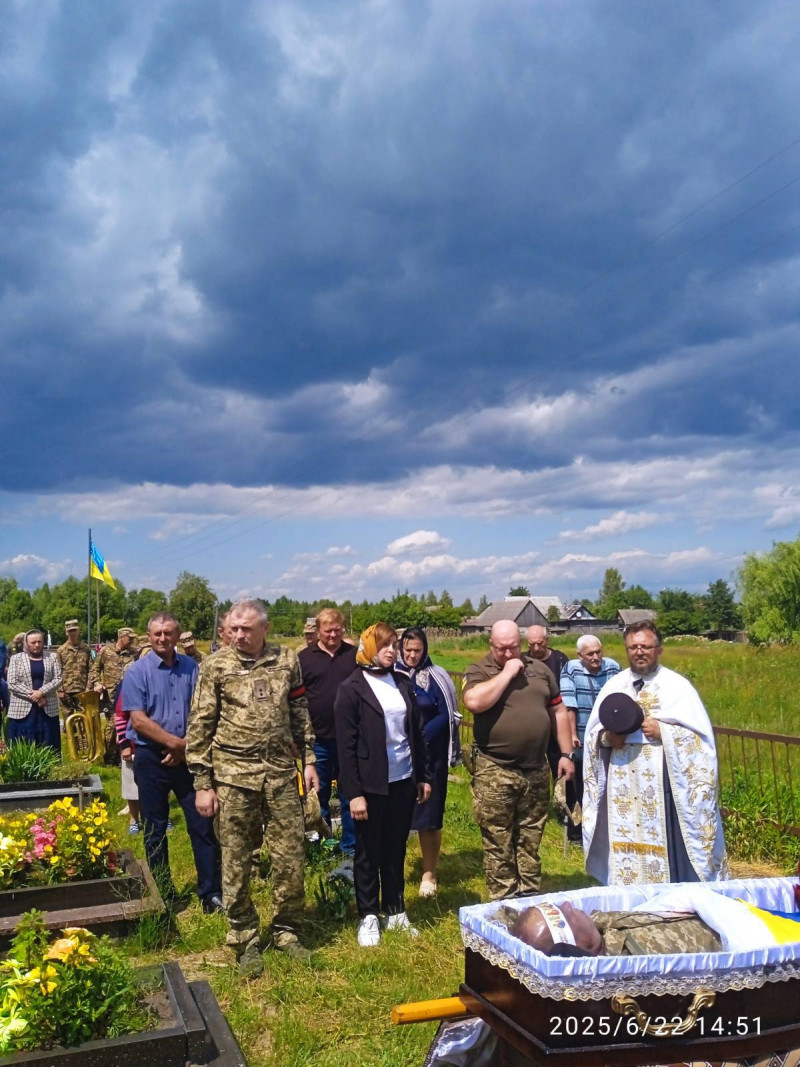Пройшов війну, але не зміг подолати її наслідки: на Волині попрощалися з ветераном Олександром Величком