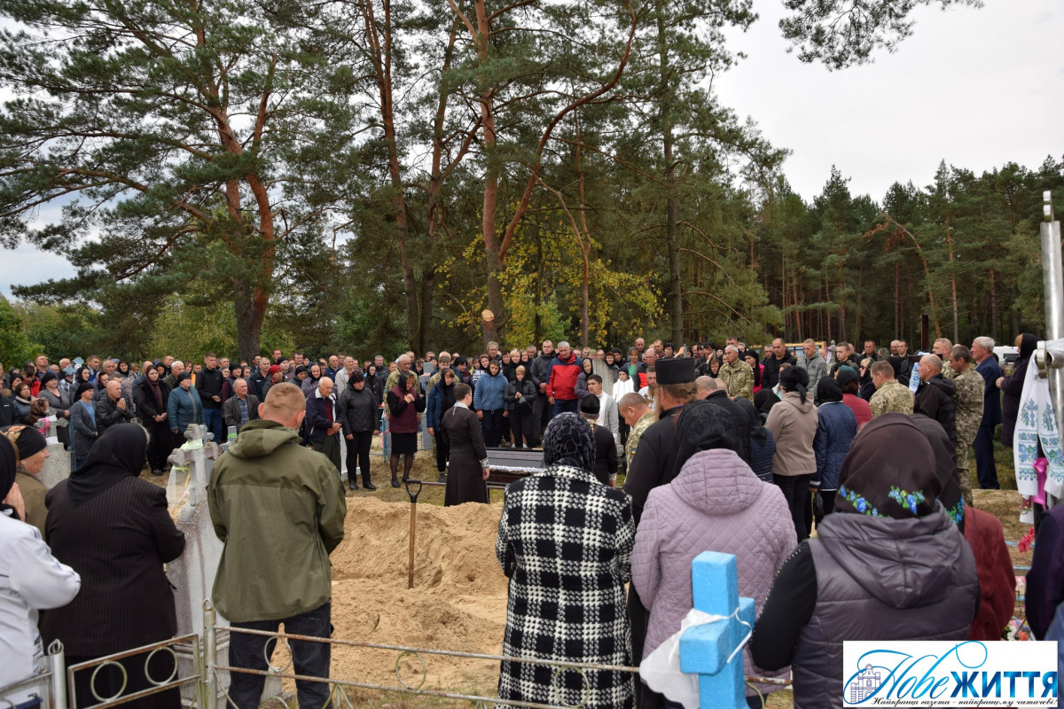 На колінах та зі сльозами проводжало усе село: на Волині попрощалися з Героєм  Віктором Швайкою