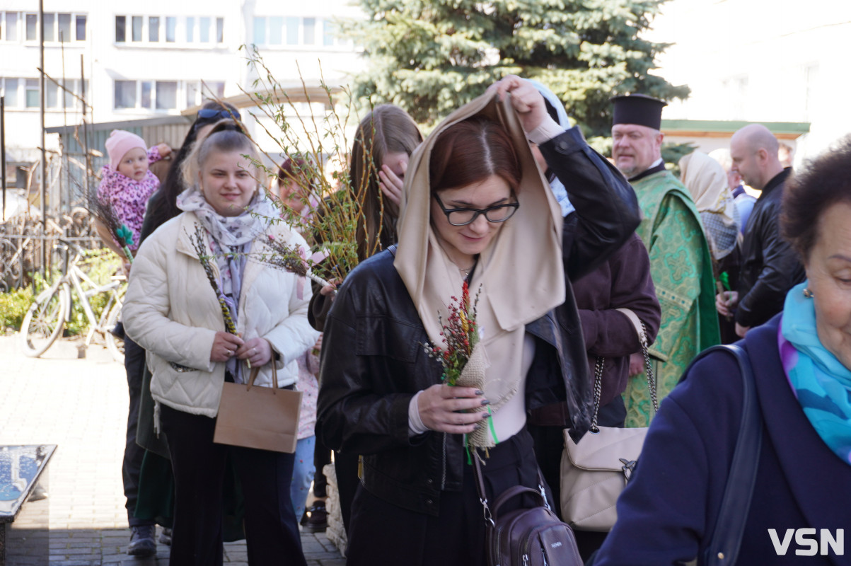 Сотні вірян прийшли освячувати вербу у головний собор Луцька. Фоторепортаж