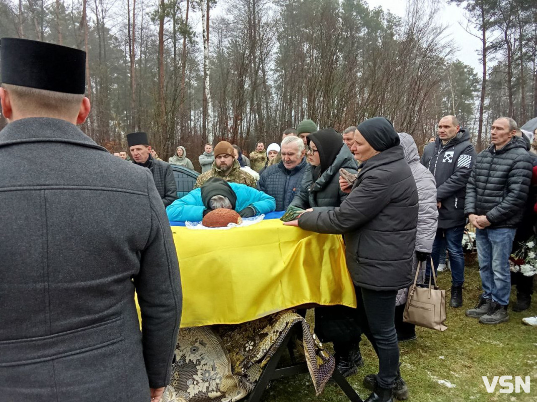 «Боронив країну у найгарячіших точках фронту»: на Волині в останню путь провели 25-річного Героя Віктора Сохацького
