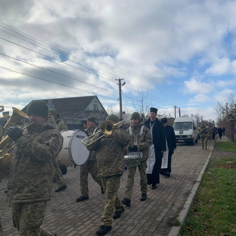 Відспівали у храмі, парафіянином якого він був: у Луцькому районі поховали командира відділення снайперів Василя Струцюка. Фото