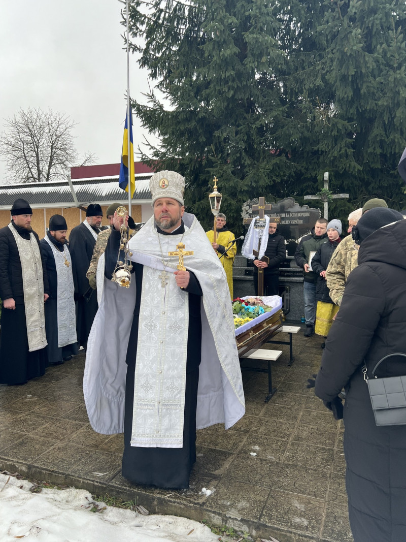 Раніше був вівтарником храму: на Волині всім селом прощалися з Героєм Іваном Осіпчуком. Фото