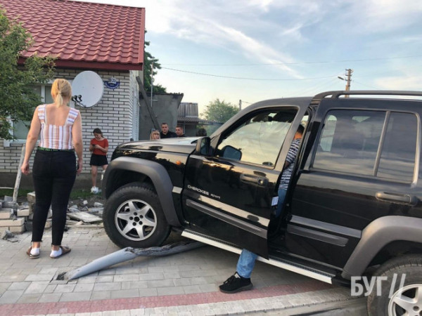 ДТП у Володимирі: водій позашляховика в’їхав у паркан і зніс дорожній знак