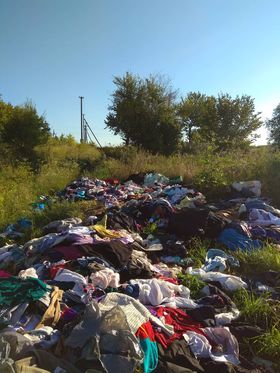 На Волині посеред поля зробили стихійне сміттєзвалище з одягу