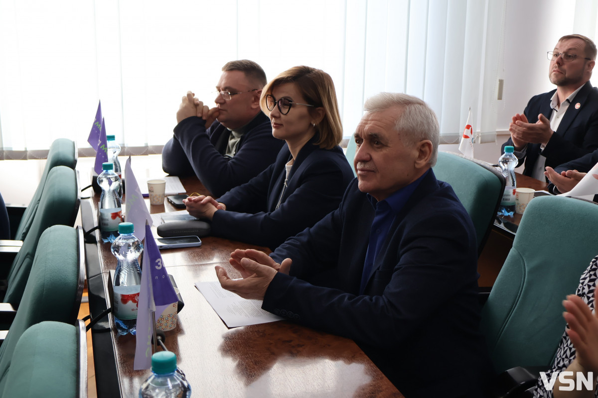 Флешмоб «Шкарпетуйся» і кадрові рішення: що відбулося на 90-й сесії Луцької міськради. Фоторепортаж