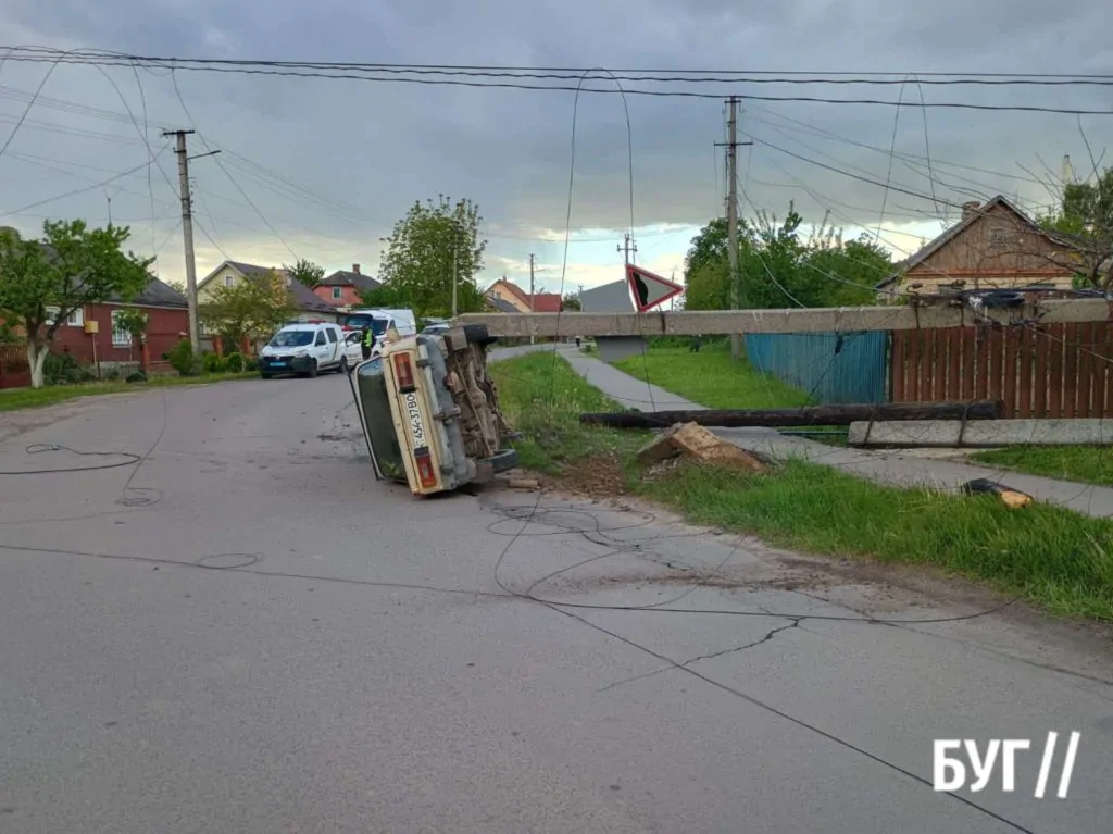 На Волині нетверезий водій врізався в електроопору: є постраждалі