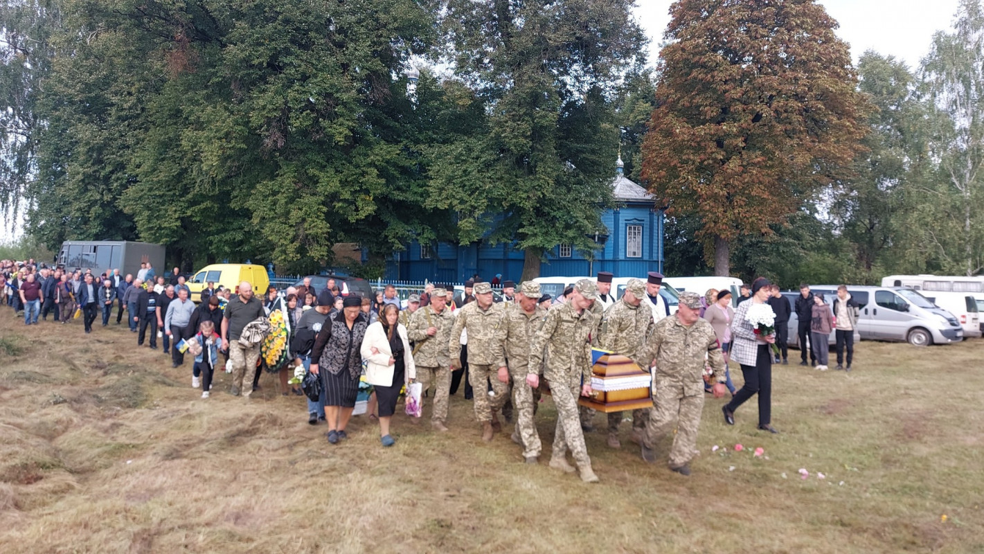 Залишилася дружина, дві доньки та троє онуків: на Волині попрощались з Героєм Василем Дуркотом