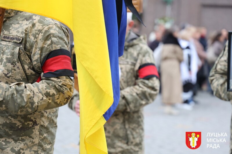Залишилися мама, брати та син: у Луцьку провели в останню дорогу Героя Євгена Писаренка