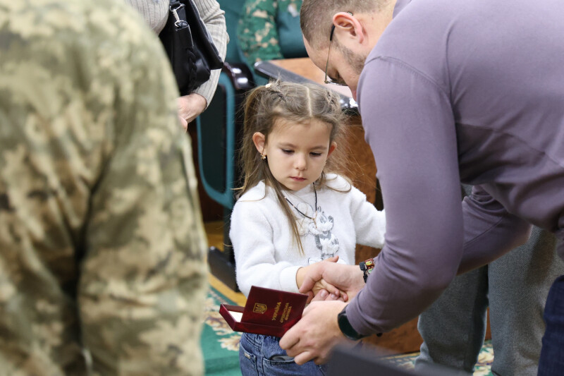 У Луцьку рідним загиблих Героїв вручили їхні посмертні нагороди. Фото