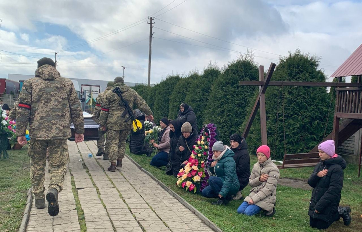 Відспівали у храмі, парафіянином якого він був: у Луцькому районі поховали командира відділення снайперів Василя Струцюка. Фото