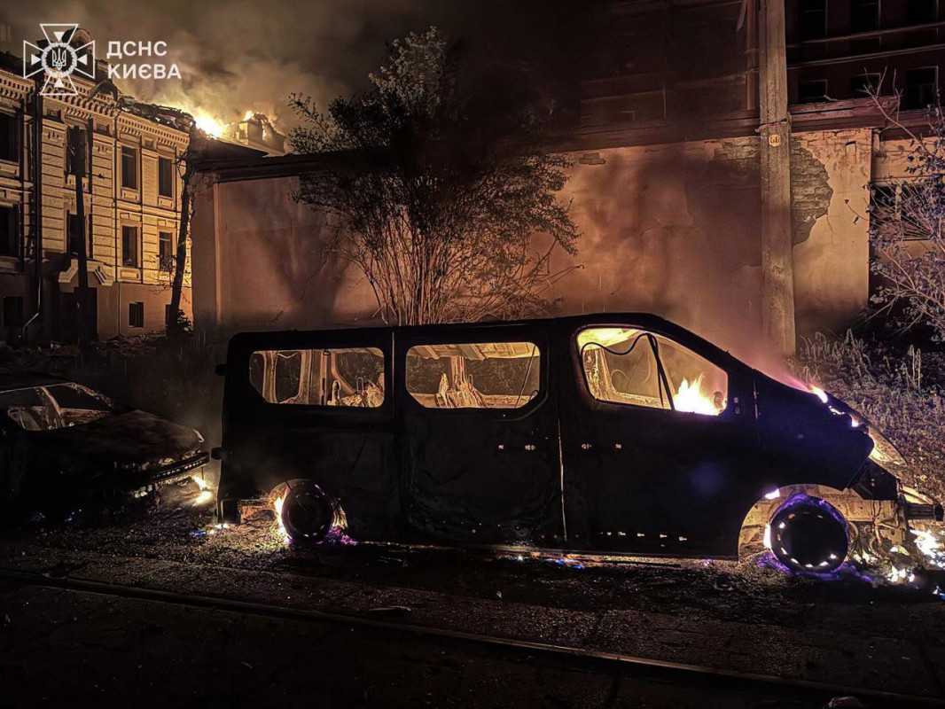 Пекельна ніч у Києві: ДСНС показала, як рятувальники борються з наслідками удару РФ