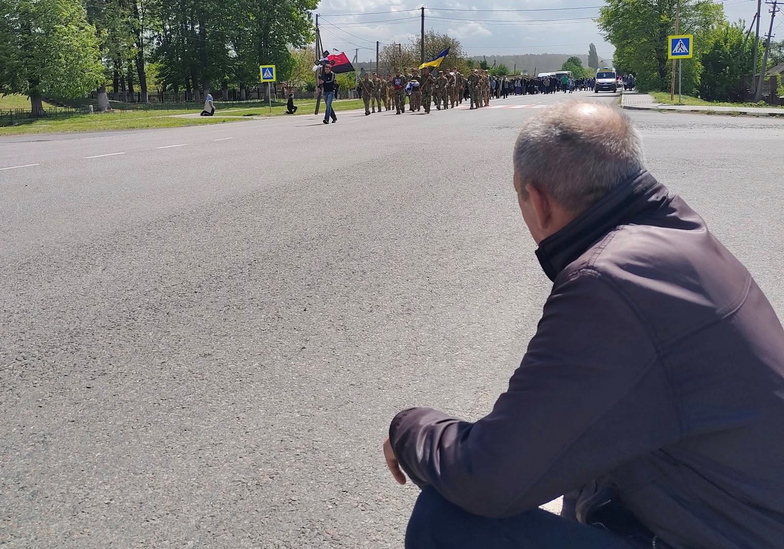 Весільний коровай ділили на кладовищі: на Волині в останню путь провели 26-річного Героя Михайла Рогу