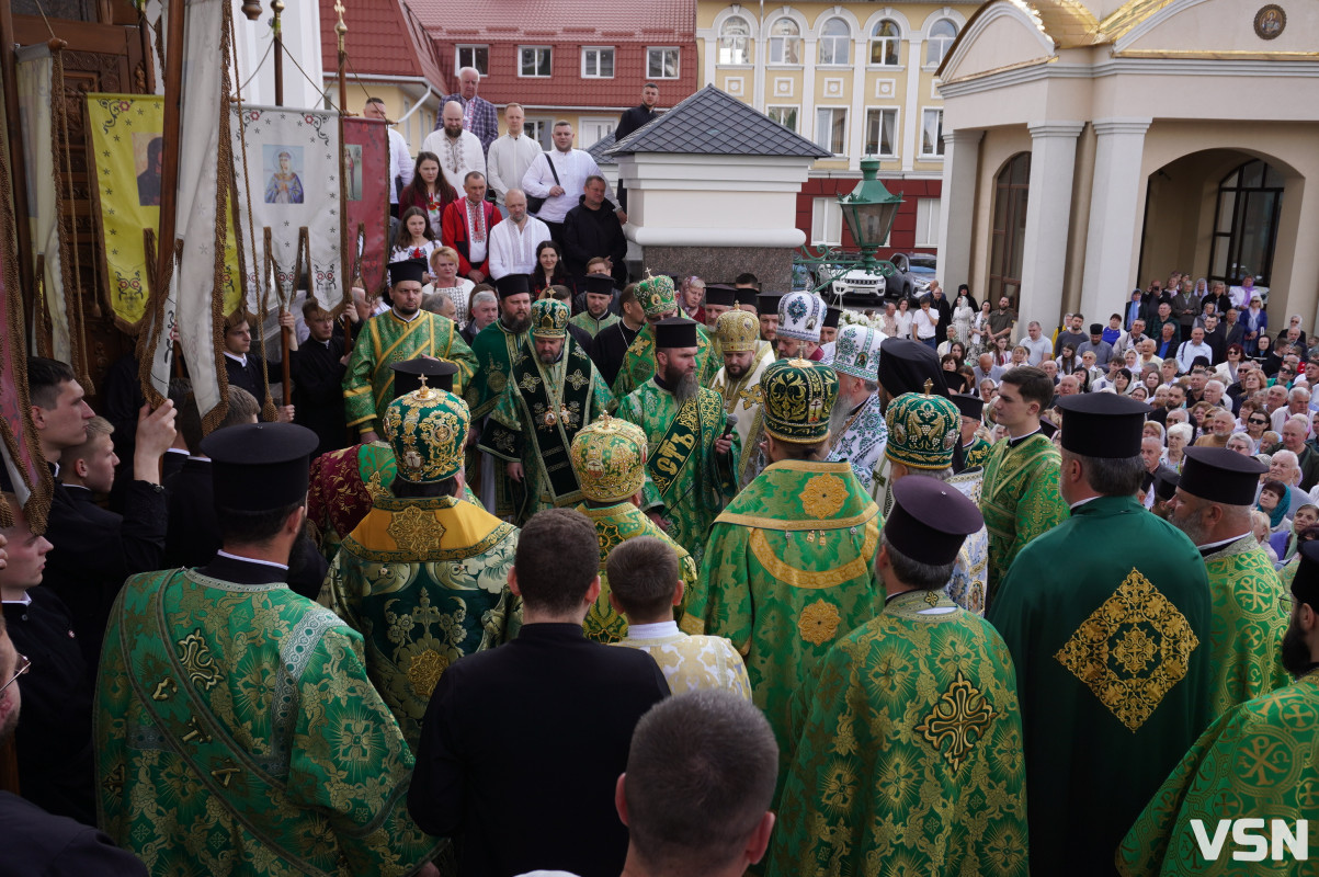 Хресна хода і спільна молитва: як минула літургія за участі Епіфанія у Луцьку. Фоторепортаж