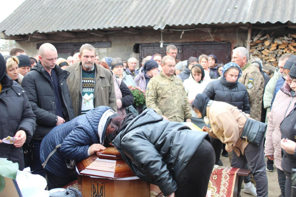 Маленький син ніколи більше не побачить тата: на Волині попрощалися з Героєм Миколою Мясковським