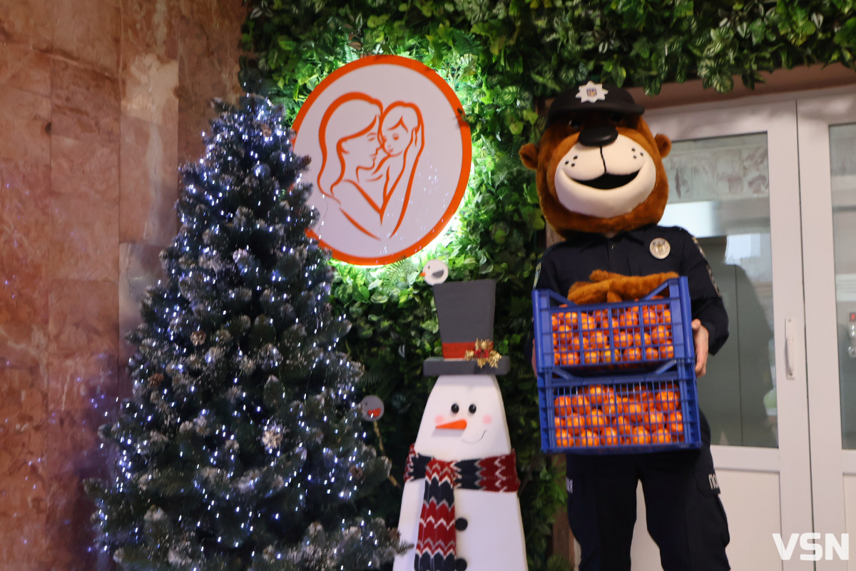 На Волині у лікарняних палатах засяяло свято: поліцейські подарували дітям день усмішок