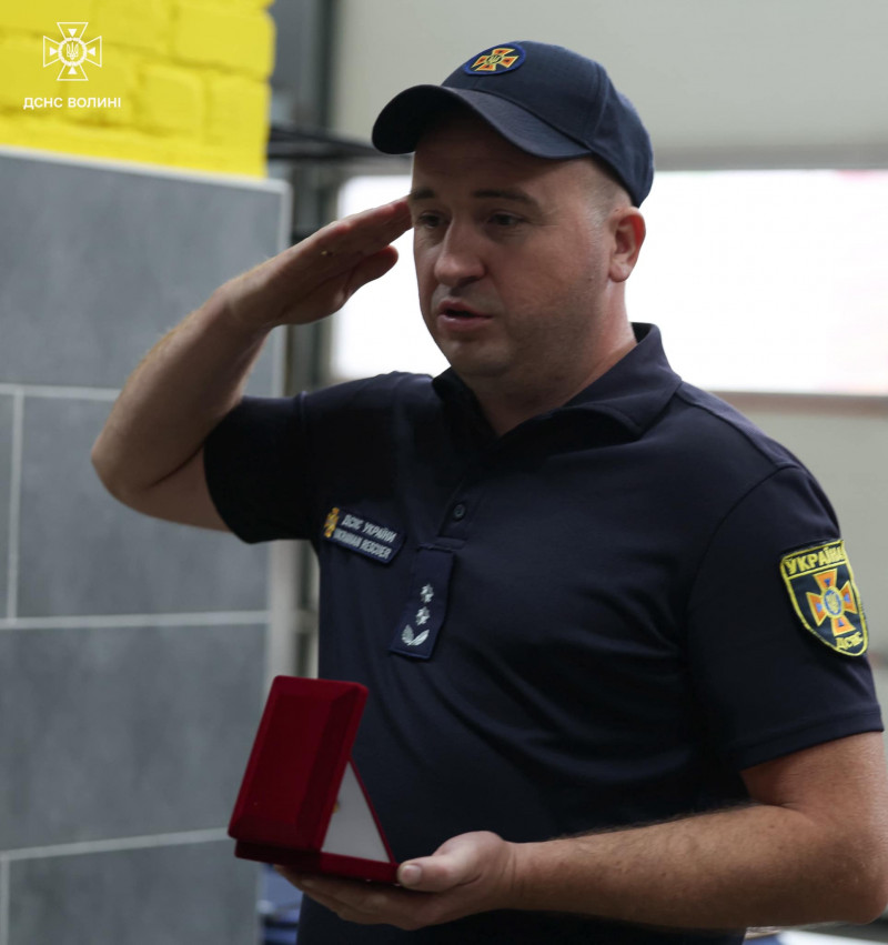 Волинських рятувальників нагородили за ліквідацію наслідків обстрілу Луцька