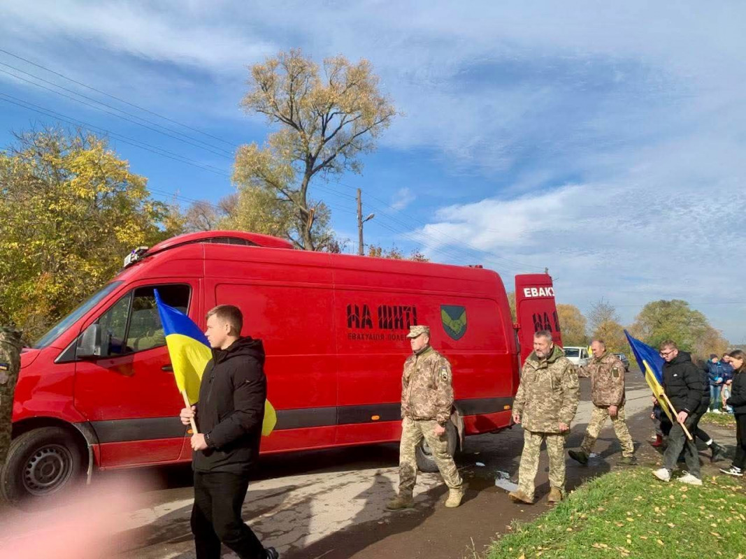 Коровай ділили на кладовищі: на Волині попрощалися з 22-річним Героєм Максимом Гуменюком